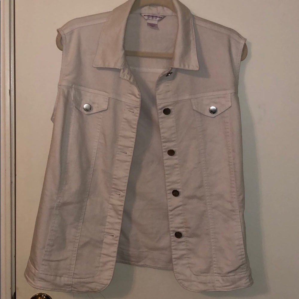 Sleeve less white jean jacket